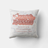 たった今結婚しましたエレガントバラ金ゴールド結婚のおみやげ クッション (裏面)