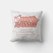 たった今結婚しましたエレガントバラ金ゴールド結婚のおみやげ クッション (正面)