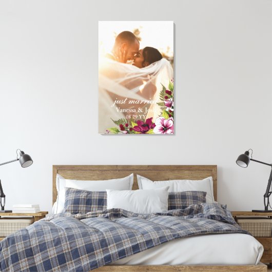 たった今結婚しましたエレガントマゼンタホワイトフローラ結婚ズ キャンバスプリント (インサイチュ (寝室))