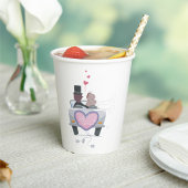 たった今結婚しましたカップルの運転オフ 紙コップ