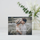 たった今結婚しましたキュラシースクリプトオーバーレイ白写真 案内ポストカード (スタンド正面)