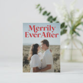 たった今結婚しましたクリスマスホリデーレッドモダン ポストカード (スタンド正面)