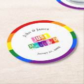 たった今結婚しましたゲイ結婚のカップルLGBTQ ラウンドペーパーコースター (アングル)