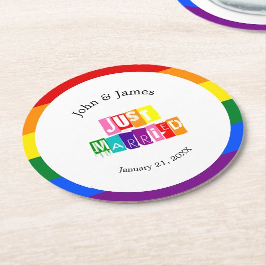 たった今結婚しましたゲイ結婚のカップルLGBTQ ラウンドペーパーコースター (アングル)