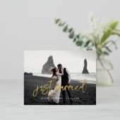 たった今結婚しましたコンテンポラリーフォトブラックと金ゴールド 箔招待状ポストカード (立ち正面)