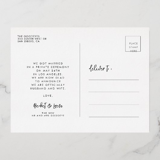 たった今結婚しましたコンテンポラリーフォトブラックと金ゴールド 箔招待状ポストカード (裏面)