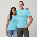たった今結婚しましたゴールドフォイルタイポグラフィシャツ Tシャツ<br><div class="desc">たった今結婚しましたゴールドフォイルタイポグラフィシャツ新婚旅行の新婚。</div>