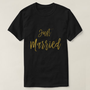 たった今結婚しましたゴールドフォイルタイポグラフィシャツ Tシャツ