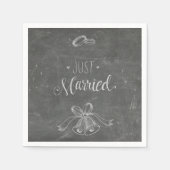 たった今結婚しましたシャルボードウェディングリングや輪とベル スタンダードカクテルナプキン (正面)