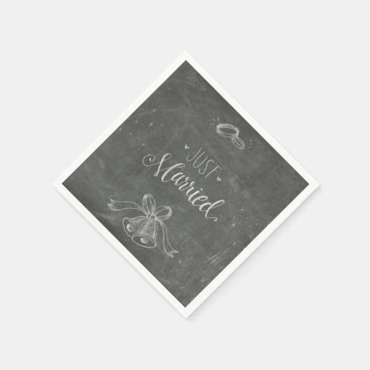 たった今結婚しましたシャルボードウェディングリングや輪とベル スタンダードカクテルナプキン (角)