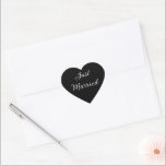 たった今結婚しましたシール ハートシール<br><div class="desc">ハートの形状に白色のたった今結婚しました文字で黒色のステッカー。こカスタマイズの品買目は</div>