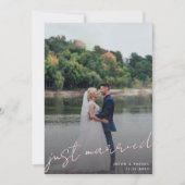 たった今結婚しましたスクリプトオーバーレイ暗赤色結婚写真 案内状 (正面)