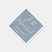 たった今結婚しましたダスティブルーアンドホワイトナプキンス スタンダードカクテルナプキン (角)