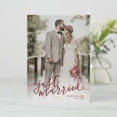 たった今結婚しましたダークレッドスクリプトオーバーレイフォト結婚ズ 案内状 (スタンド正面)