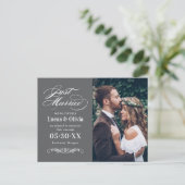 たった今結婚しましたチャコールグレーエレガントなウェディングフォト 案内ポストカード (スタンド正面)
