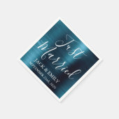 たった今結婚しましたティール(緑がかった色)ブルーナモダンプキンス スタンダードカクテルナプキン (角)