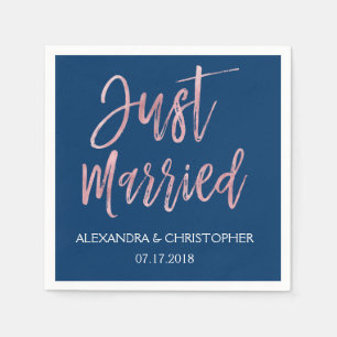 たった今結婚しましたネイビーブルーとバラゴールドフォイルナプキンス スタンダードカクテルナプキン
