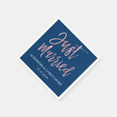 たった今結婚しましたネイビーブルーとバラゴールドフォイルナプキンス スタンダードカクテルナプキン (角)