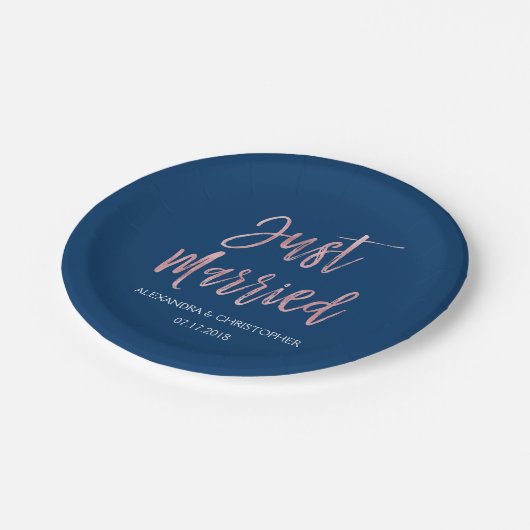 たった今結婚しましたネイビーブルーとバラゴールドフォイル ペーパープレート (アングル)