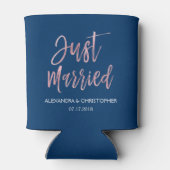 たった今結婚しましたバラゴールドフォイルとネイビーブルー 缶クーラー (裏面)