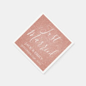 たった今結婚しましたバラ金ゴールド赤面ピンクナプキンス スタンダードカクテルナプキン (角)