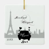 たった今結婚しましたパリエッフェルタワーカップルクリスマス セラミックオーナメント (裏面)