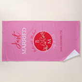 たった今結婚しましたパーソナライズされた結婚の ビーチタオル (正面)