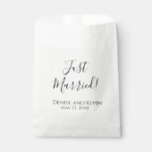 たった今結婚しましたパーソナライズされた結婚式の引き出物ケーキバッグ フェイバーバッグ (正面)