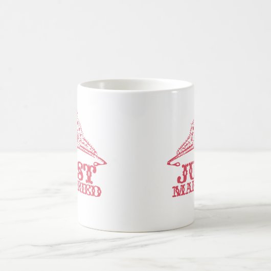 たった今結婚しましたプリンセスブライドティアラウェディング コーヒーマグカップ (中央)