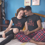 たった今結婚しましたマッチングTシャツ Tシャツ<br><div class="desc">たった今結婚しましたは新結婚したしいカップルとして、さまざまな色で対応するTシャツマ来ップであなたのステータスを示す。文字はタイプされていない画像なので、好きな色に変更することもできる。</div>