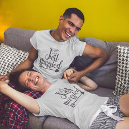たった今結婚しましたマッチングTシャツ Tシャツ