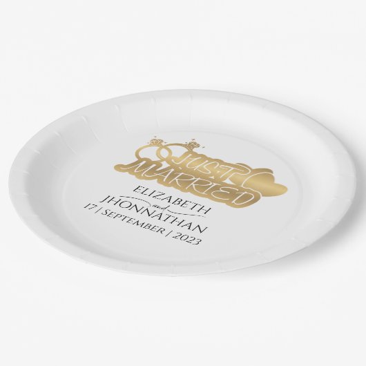 たった今結婚しましたモダンエレガント金ゴールドカップル名 ペーパープレート (アングル)