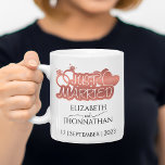 たった今結婚しましたモダンバラゴールドフォイルカップルネーム コーヒーマグカップ<br><div class="desc">私たち祝のたった今結婚しましたと愛の物語モダンバラゴールドフォイルのロゴとカップル名コーヒーマグ。このエレガントカスタマイズ可能なマグカップは、シックな「たった今結婚しました」バラ金ゴールドフォイルのロゴとカップルの名前を備え、パーソナルで洗練されたtouchを作成する。朝のコーヒーを飲んだり、居心地の良い瞬間を一緒に楽しんだりするためのものであるかどうかは、このマグカップはあなたの特別な日の完璧な思い出である。コーヒー体験を高め、この美しく思いやりある記念すべき思い出を存分に楽しむことができる。新しい夫婦結婚への贈り物や記念撮影に最適。今すぐ注文し、すべてのカップであなたの愛を輝かせなさい！</div>