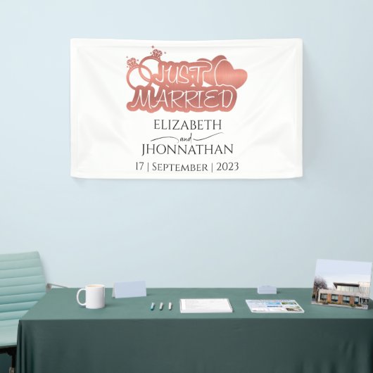 たった今結婚しましたモダンバラゴールドフォイルハートカップル 横断幕 (トレードショー)
