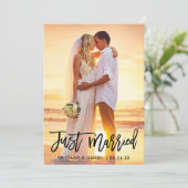 たった今結婚しましたモダンブラシスクリプトの写真 案内状 (スタンド正面)