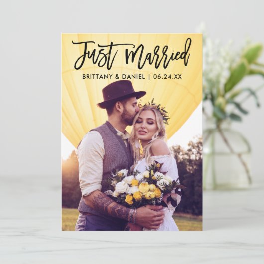 たった今結婚しましたモダンブラシスクリプト結婚の写真 案内状 (スタンド正面)