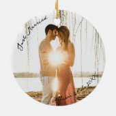 たった今結婚しましたモダンミニマリスト結婚カップル セラミックオーナメント (裏面)