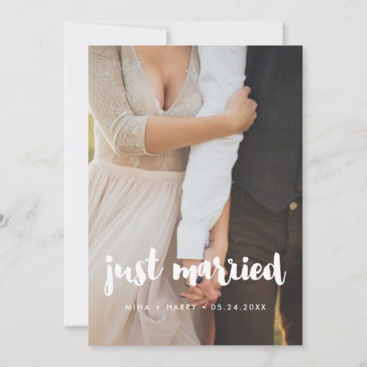 たった今結婚しましたモダン結婚タイポグラフィの写真カード 案内状 (正面)