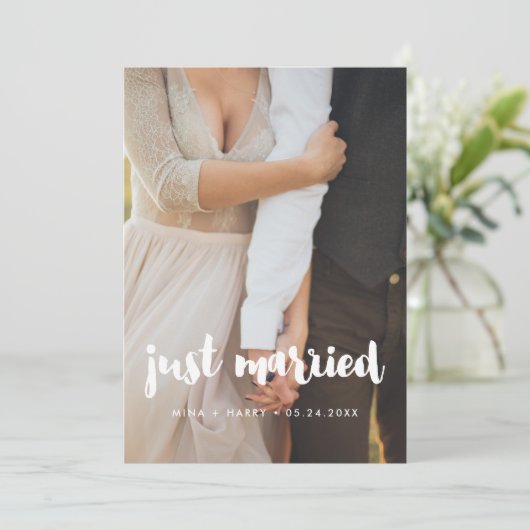 たった今結婚しましたモダン結婚タイポグラフィの写真カード 案内状 (スタンド正面)