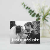 たった今結婚しましたレトロはっきりしたタイポグラフィフォトオーバーレイ ポストカード (スタンド正面)