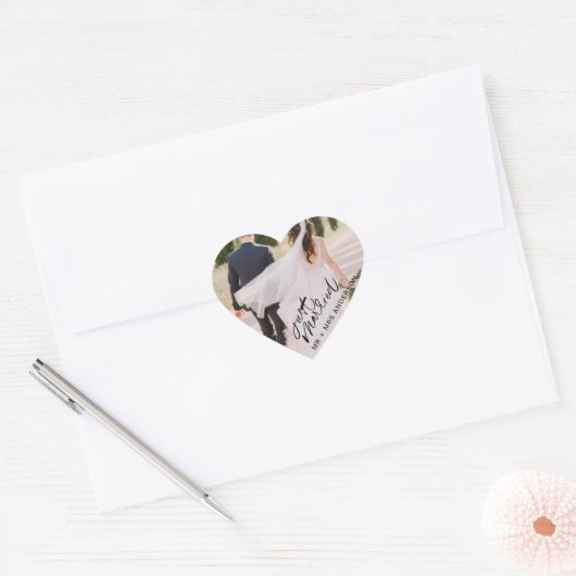 たった今結婚しました写真結婚の感謝のお願い ハートシール (封筒)