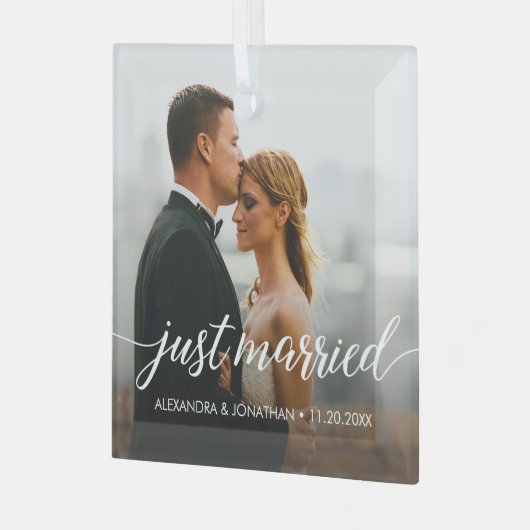 たった今結婚しました初めてのクリスマスカスタムの写真の名前 ガラスオーナメント (正面左)