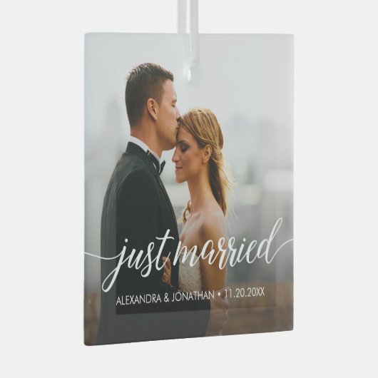 たった今結婚しました初めてのクリスマスカスタムの写真の名前 ガラスオーナメント (正面右)