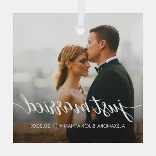 たった今結婚しました初めてのクリスマスカスタムの写真の名前 ガラスオーナメント (裏面)