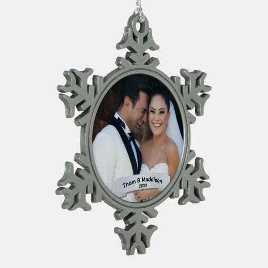 たった今結婚しました初めてのクリスマスキープサケ スノーフレークピューターオーナメント (左)