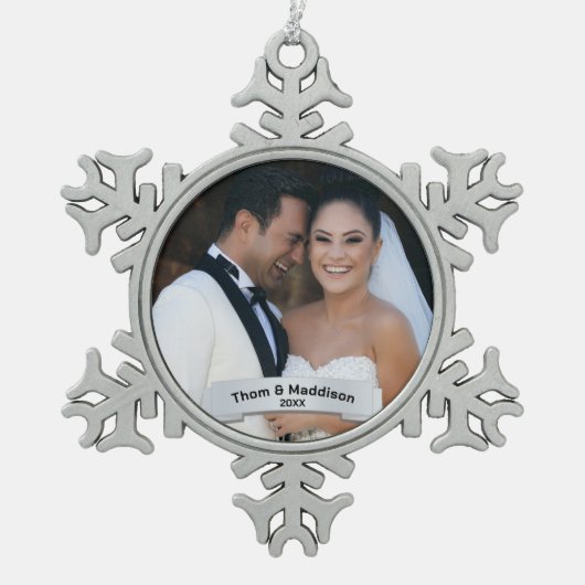 たった今結婚しました初めてのクリスマスキープサケ スノーフレークピューターオーナメント (正面)