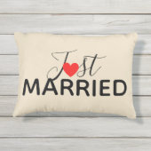 たった今結婚しました屋外枕 アウトドアクッション (裏面)
