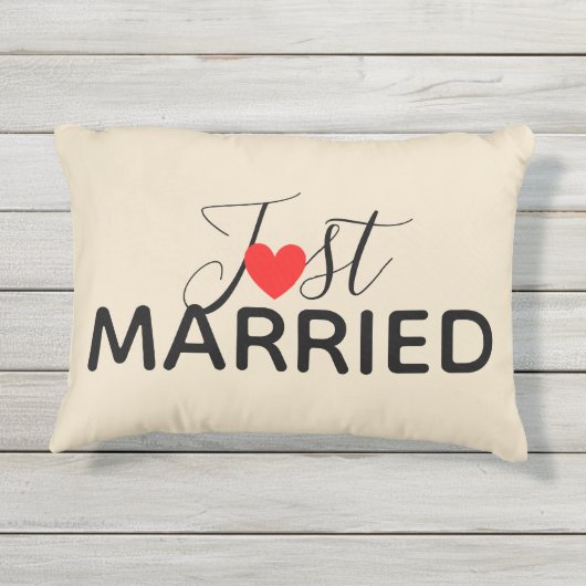 たった今結婚しました屋外枕 アウトドアクッション (裏面)