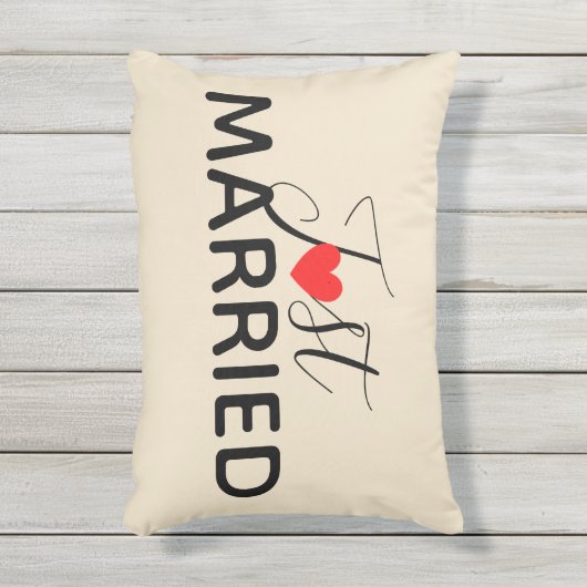 たった今結婚しました屋外枕 アウトドアクッション (正面(縦))