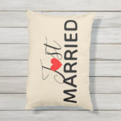 たった今結婚しました屋外枕 アウトドアクッション (裏面(縦))